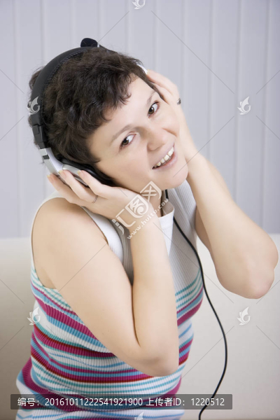 女孩在耳朵里聽音樂
