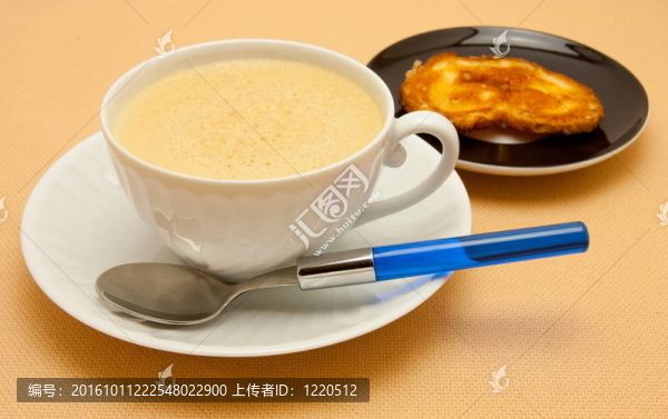 用白色杯牛奶和椰子糕點咖啡特寫