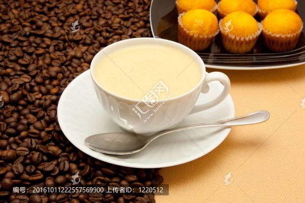 白杯咖啡和咖啡豆