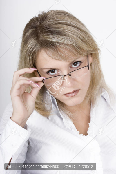 戴眼鏡的金發(fā)女郎