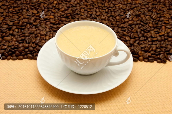 白杯咖啡和咖啡豆