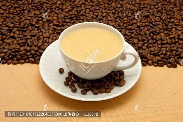 白杯咖啡和咖啡豆