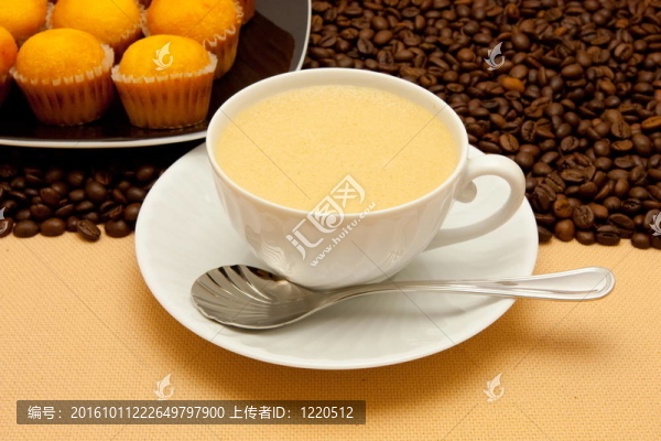 白杯咖啡和咖啡豆