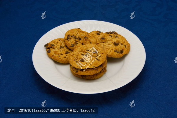 藍(lán)色背景上的盤子上的餅干