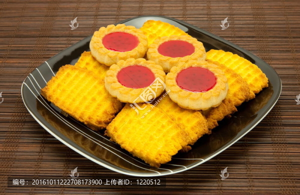 在深棕色背景的餅干板