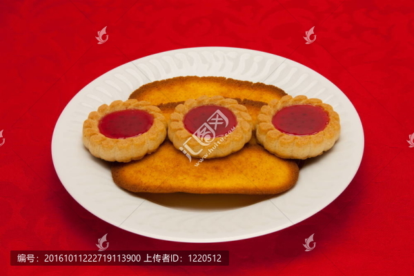 紅色背景上的餅干板
