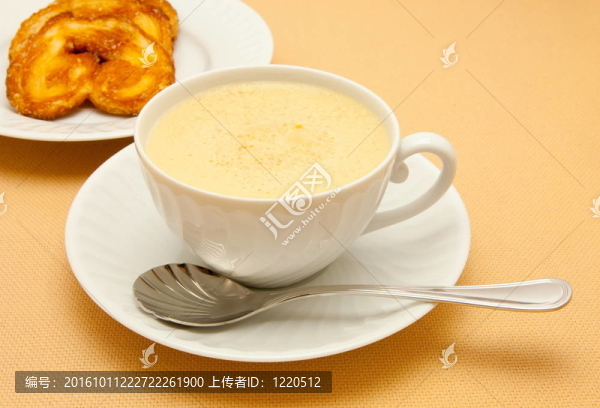 用白色杯牛奶和椰子糕點(diǎn)咖啡特寫