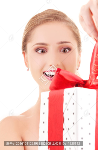帶禮品盒的快樂女孩