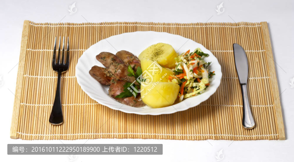肝臟；土豆和沙拉