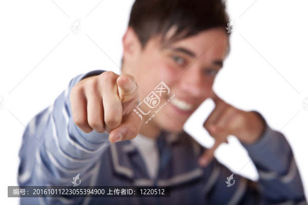 年輕人用手指指進相機，打手勢。白色孤立。