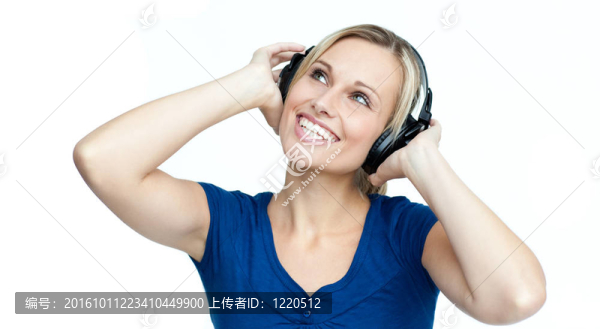 快樂女人用耳機聽音樂