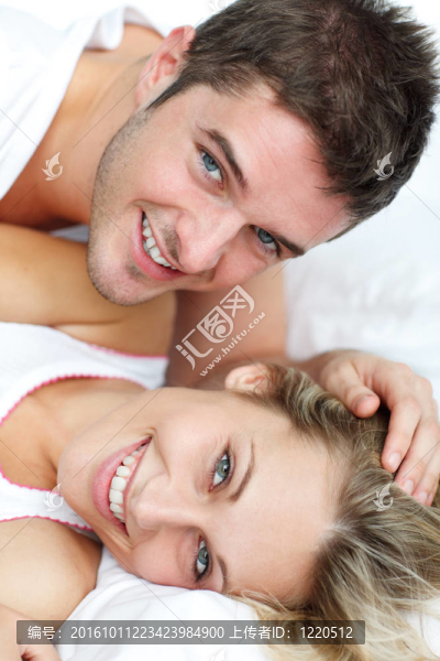 有魅力的男人看著他的girlfrined躺在床上