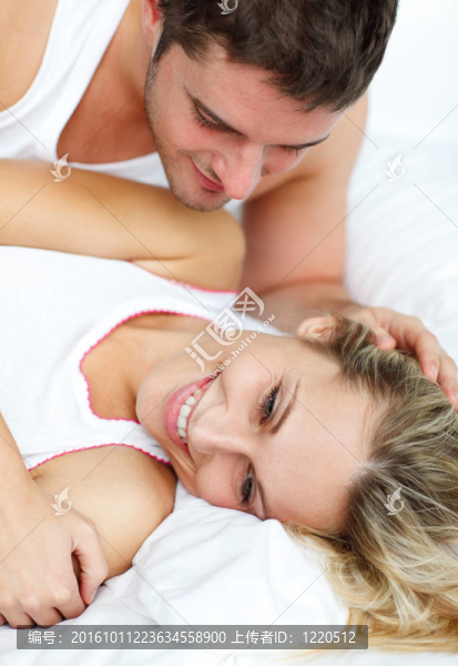 有魅力的男人看著他的girlfrined在床上