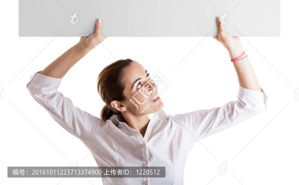婦女拿著一個(gè)廣告牌