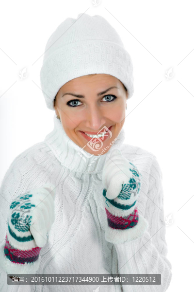 穿著白色毛衣的漂亮女人