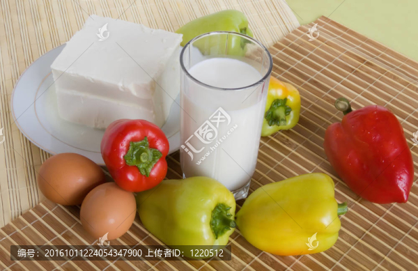 新鮮蔬菜；奶酪和牛奶