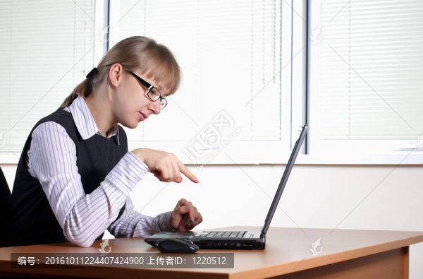 辦公室里的年輕女人