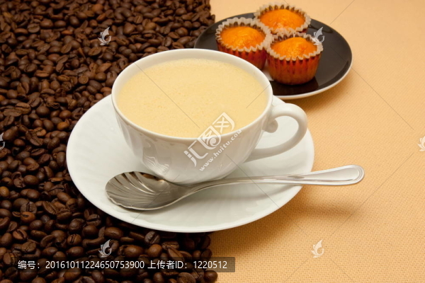 白杯咖啡和咖啡豆