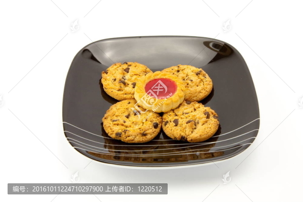 白色背景上的餅干