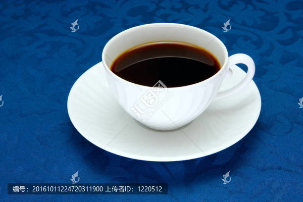 在藍(lán)色背景上的咖啡