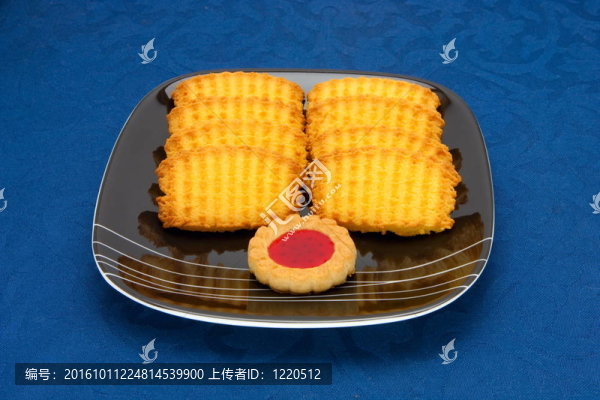 藍(lán)色背景上的盤子上的餅干