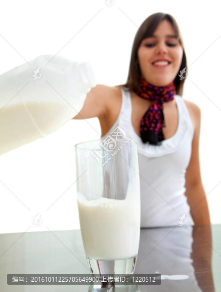 女孩倒牛奶