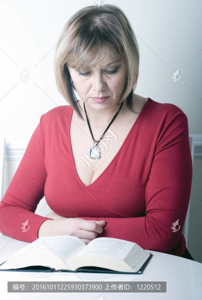 漂亮漂亮好看中年婦女坐在書桌后面看書