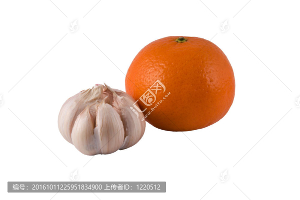 淺色背景的大蒜和成熟橘子