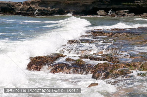 海浪沖擊巖石