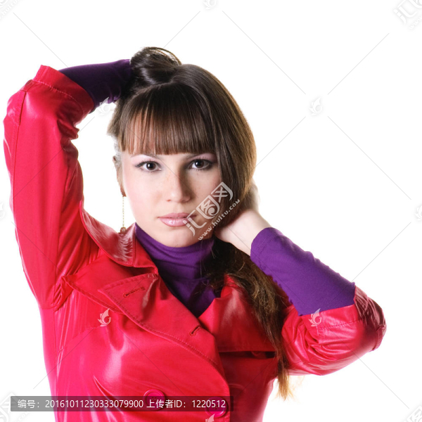 美麗的微笑女人在皮革褲子。