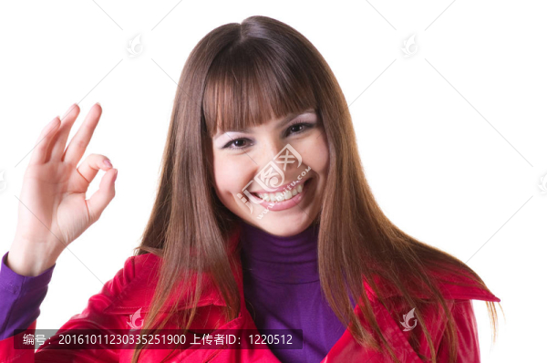 美麗的黑發(fā)在紅色顯示OK的手勢。