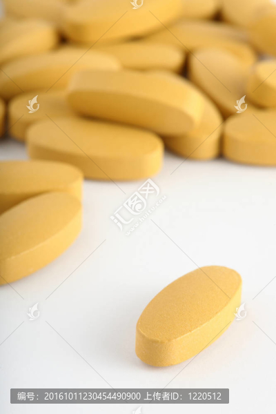 藥片灑在白色的背景上