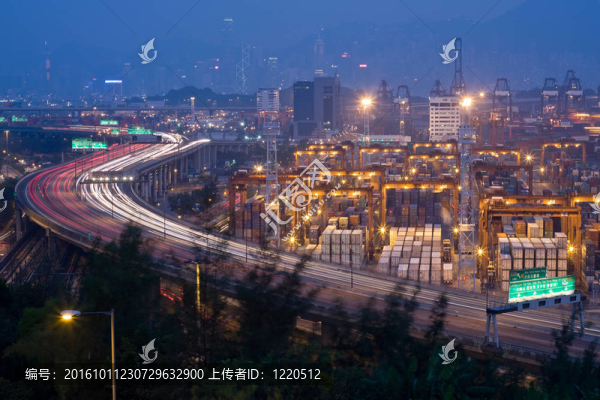 像在香港的公路在晚上與集裝箱碼頭