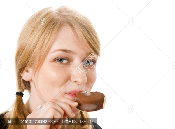 年輕的金發(fā)女人吃冰淇淋