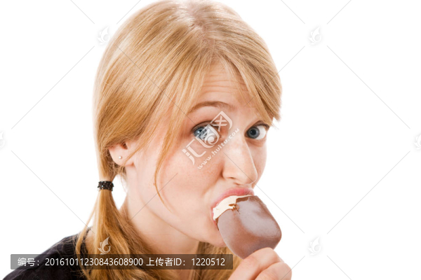 年輕的金發(fā)女人吃冰淇淋