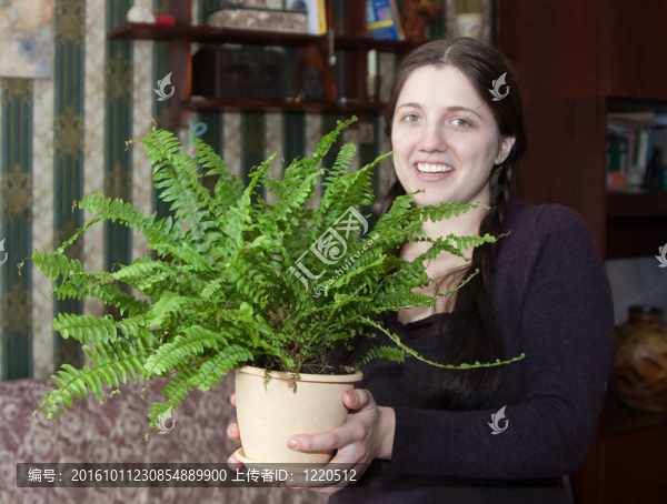 女孩與蕨類植物