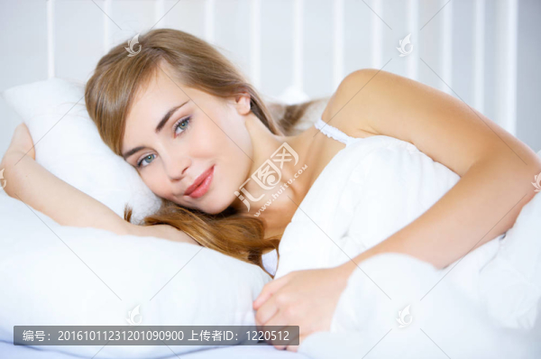 床上的十幾歲的女孩