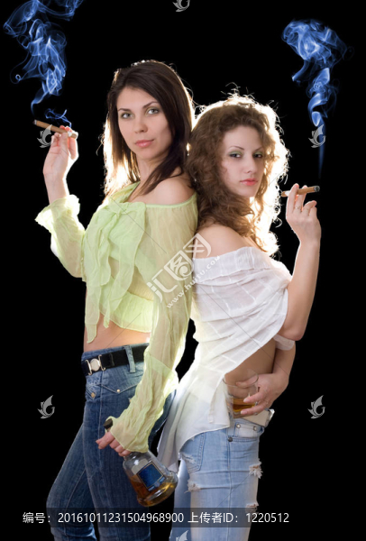 兩個漂亮的女朋友用干邑和雪茄
