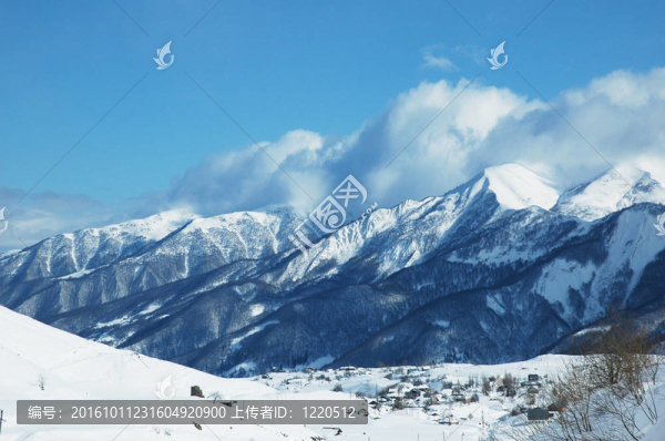 在冬天的雪下的高山