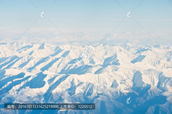 在冬天的雪下的高山