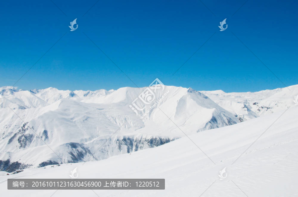 在冬天的雪下的高山