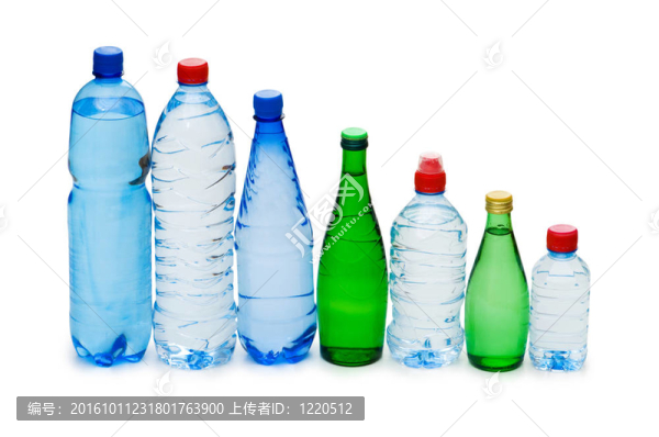 在白色的瓶子上隔離的水