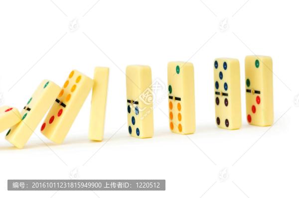 豐富多彩的多米諾孤立在白色