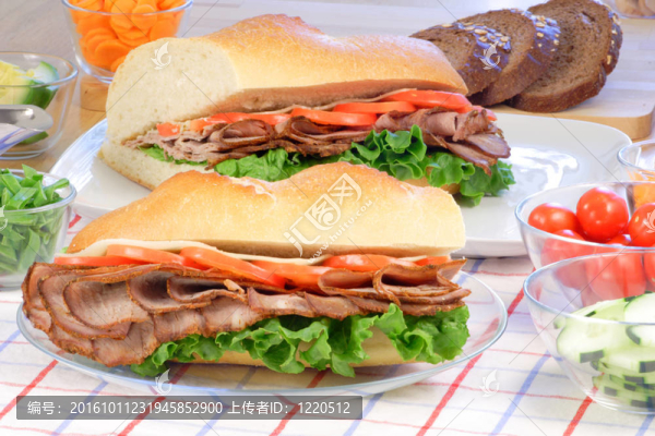 烤牛肉大三明治
