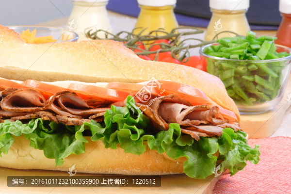 烤牛肉大三明治
