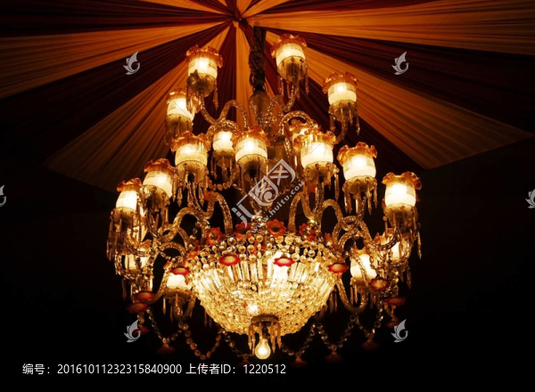 室內(nèi)吊燈在天花板上