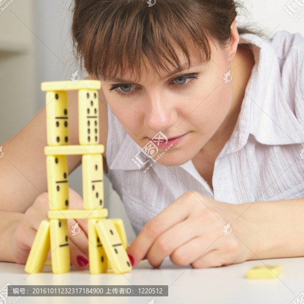 年輕女子準確建立塔骨牌