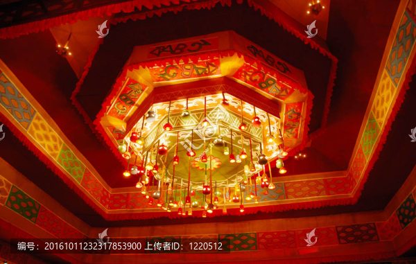 室內(nèi)吊燈在天花板上