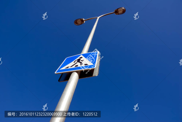 引導(dǎo)標(biāo)志；照明柱。