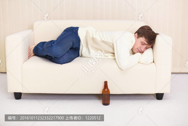 人們舒服地睡在沙發(fā)上喝著啤酒